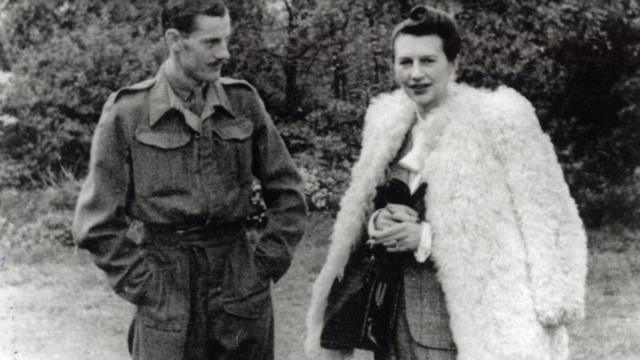 Fotografiajogo aposta ganhar dinheiropreto e branco mostra um homem e uma mulherjogo aposta ganhar dinheiropele clara usando roupas dos anos 1940