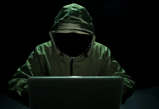 Hacker rouba senhas, identidades e moedas, cometendo crime cibernético