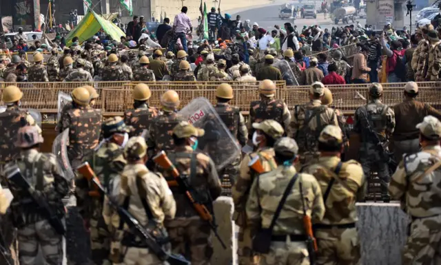 किसान आंदोलन के दौरान दिल्ली के गाज़ीपुर बॉर्डर पर तैनात पुलिस.