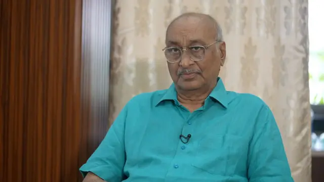 हरी कमीज़ पहने प्रोफ़ेसर श्याम मानव