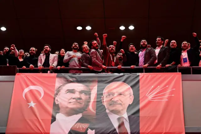 Salonda “İktidar, iktidar, iktidar”, “Hak, hukuk, adalet”, “Halkın Umudu Kılıçdaroğlu” sloganları atıldı.