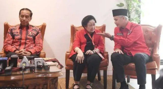 Ketua Umum PDI Perjuangan Megawati Sukarnoputri (tengah) berbincang dengan capres Ganjar Pranowo (kanan), sedangkan Presiden Joko Widodo (kiri) tampak diam saat sesi konferensi pers Rakernas PDI Perjuangan di Jakarta, Juni 2023 lalu.