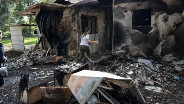 Décombres dans le kibboutz israélien de Nir Oz, près de la frontière avec Gaza, a été attaqué le 7 octobre par des militants du Hamas.