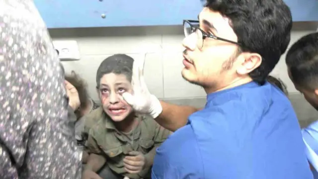 부상당해 우는 아이를 돌보는 구조대원의 모습