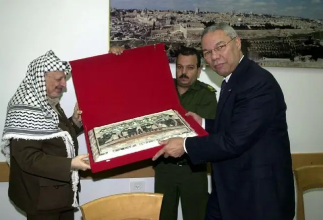 Yasser Arafat et Colin Powell.