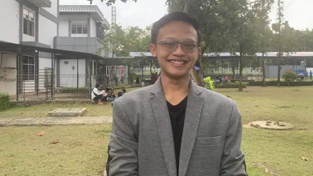 Mufid di depan Asrama Haji Pondok Gede