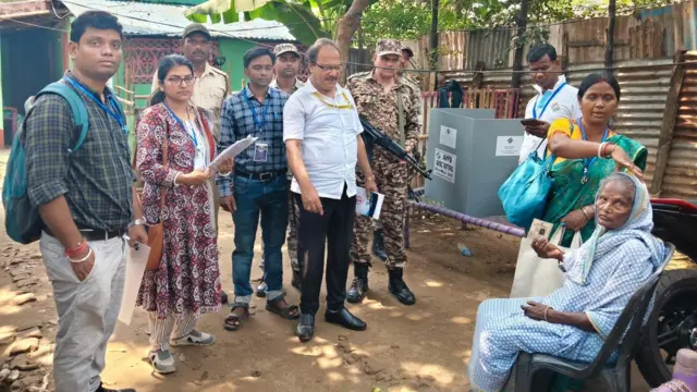 এই বয়স্ক ও অশক্ত নারী যাতে বাড়িতে বসেই ভোট দিতে পারেন, তার জন্য পৌঁছিয়ে গেছেন নির্বাচনী কর্মকর্তারা