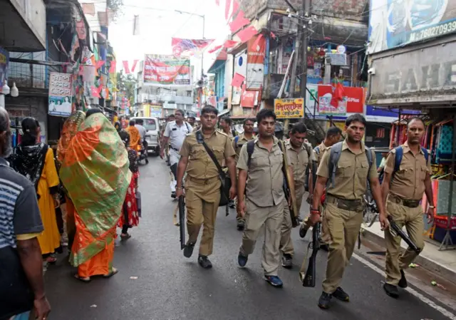 ચૂંટણી દરમિયાન પેટ્રોલિંગ કરી રહેલ પોલીસદળ 