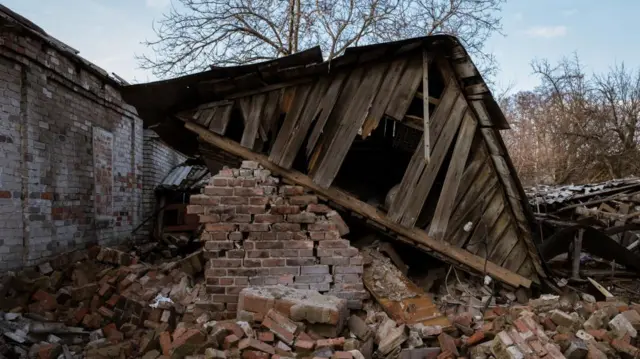 গোলার আঘাতের বিধ্বস্ত এক বাড়ি।