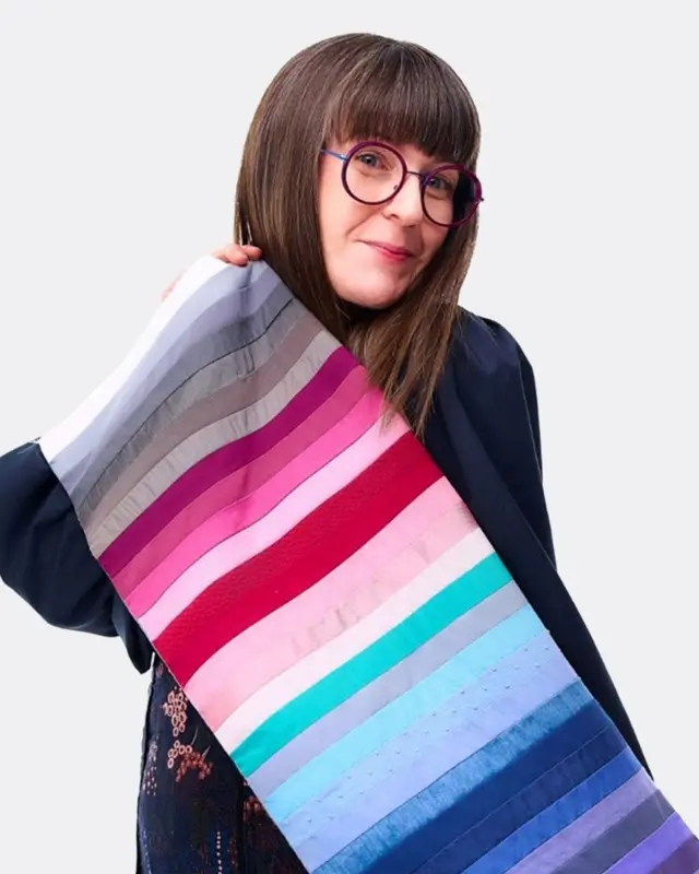 Renk analisti Carol Brailey, elinde uzun bir renk paletiyle poz vermiş. 