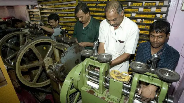 গুজরাতের আহমেদাবাদেই প্রায় সাড়ে পাঁচ লাখ বাঙালি শ্রমিক অলঙ্কার শিল্পে কাজ করেন