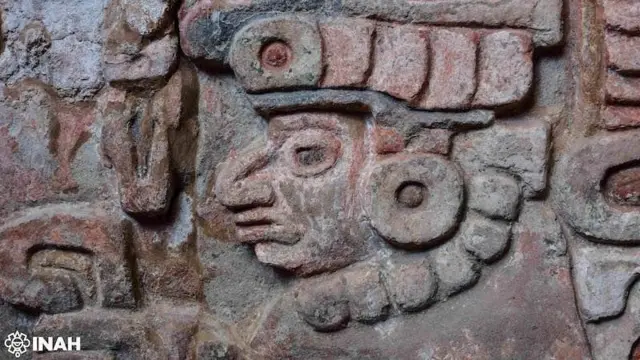 Una cabeza y otras figuras labradas en piedra en la Tumba 10 de Huitzo, Oaxaca