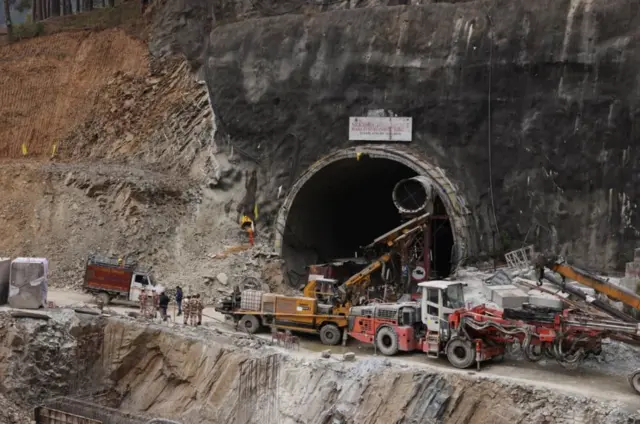 సొరంగ వద్ద సహాయక చర్యలు