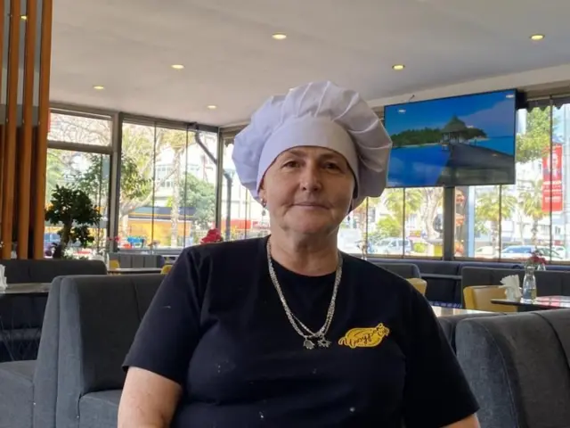 Украиналык Ольга визасы узартылбай турганын билет. Ошентсе да кызынын келечеги үчүн күрөшөрүн жана эч кайда кетпей турганын айтат