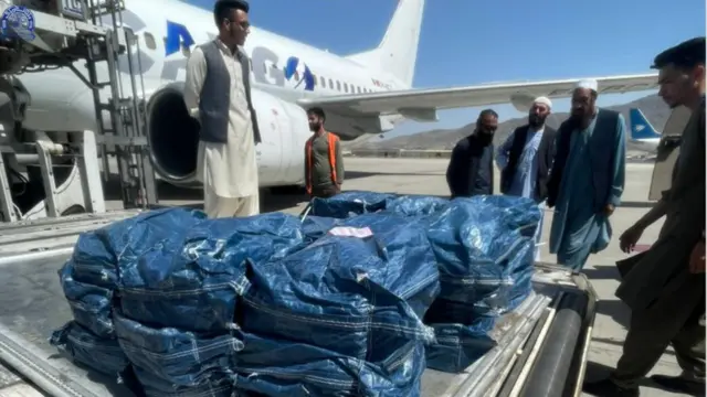 بسته‌های دلار در فرودگاه کابل 