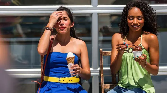 Mujeres comiendo helado.