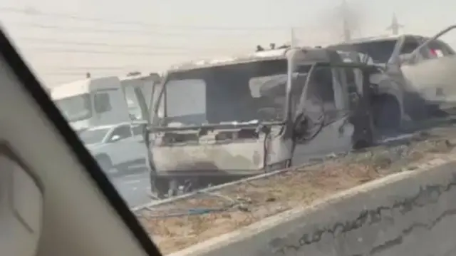 Vehículos incinerados tras el ataque de Irán a Kuwait