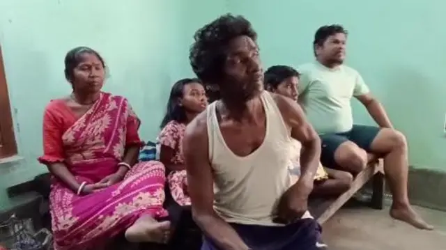 নারী, শিশু সহ হাঁসদা পরিবারের ১২ জন ধারদেনা করে বেঁচে আছেন কোনমতে তিন বছর ধরে