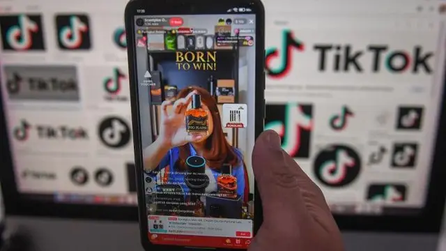Warga menonton siaran langsung pedagang yang menawarkan produk melalui media sosial Tiktok di Jakarta, Selasa (26/9/2023).