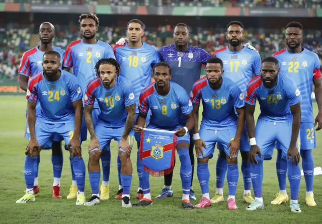 Les joueurs de la République démocratique du Congo posent pour une photo d'équipe lors du quart de finale de la Coupe d'Afrique des Nations 2024 contre la Guinée au stade Alassane Ouattara d'Abidjan, en Côte d'Ivoire, le 2 février 2024.