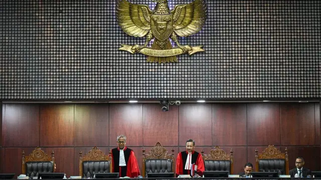 Ketua Mahkamah Konstitusi (MK) Suhartoyo (kanan) bersama Wakil Ketua MK Saldi Isra (kiri) bersiap memimpin sidang gugatan undang-undang tentang Tabungan Perumahan Rakyat (Tapera) di Gedung Mahkamah Konstitusi, Jakarta, Senin (29/9/2025).