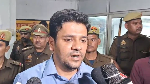 झांसी के जिलाधिकारी अविनाश कुमार