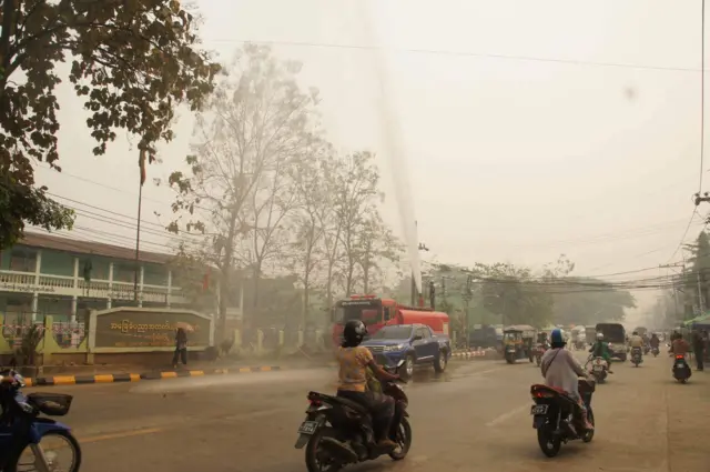  လေုထုညစ်ညမ်းမှုနေတာကို လျှော့ချမှု တစ်စိတ်တစ်ပိုင်းအနေနဲ့ မြို့တွင်း ရေဖြန်းတာတွေလုပ်နေ 