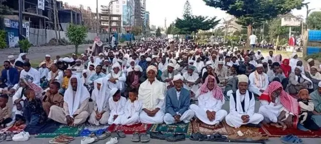 ኮፍ ኢሎም ኣብ ጸሎት ዝሳተፉ ቆልዑን ዓበይትን