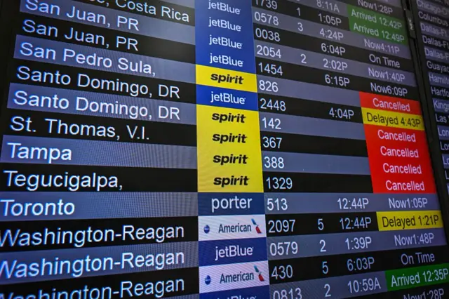 Una pantalla de un aeropuerto muestra los vuelos de la quebrada Spirit Airlines con el letrero de cancelado.