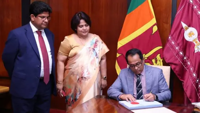 චමින්ද කුලරත්න, කතානායකවරයා සහ පාර්ලිමේන්තු මහලේකම්වරිය පෙනී සිටින ඡායාරූපයකි