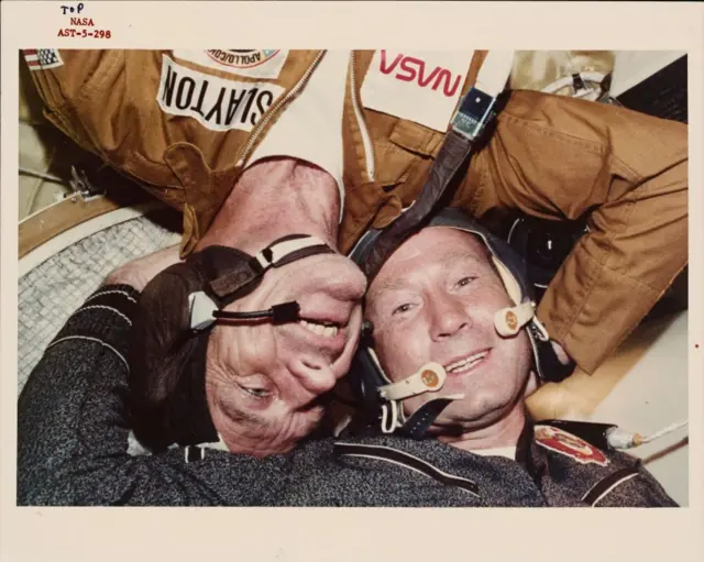 Astronaut AS dan kosmonot Uni Soviet berjabat tangan langsung di angkasa.