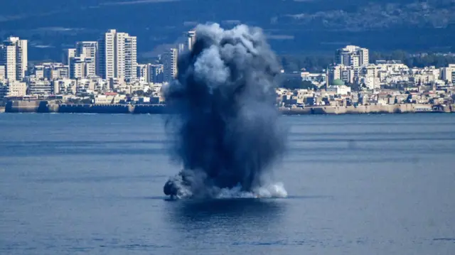 Взрыв в море на фоне города