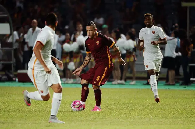 Radja Nainggolan saat masih memperkuat AS Roma berlaga di Stadion Gelora Bung Karno, Jakarta, 25 Juli 2015.