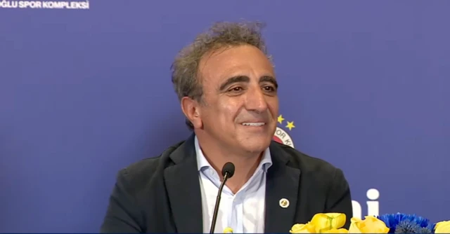 Hamdi Ulukaya stadyumda yapılan basın toplantısında konuşuyor