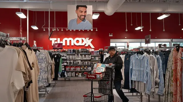 Seorang pelanggan berbelanja di toko T.J. Maxx pada 21 Mei 2025 di Chicago