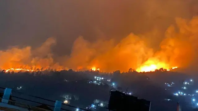 पोखराको काहुँ डाँडामा भीषण आगलागी 