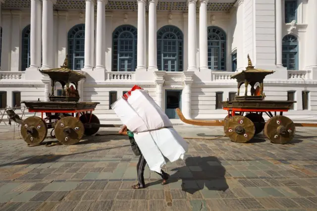 काठमाण्डूको वसन्तपुरमा कुमारी, गणेश र भैरवका रथनजिकै भारी बोकेर हिँड्दै गरेका एक कामदार