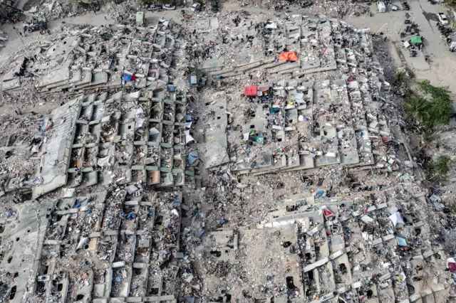 Imagen aérea que muestra edificios totalmente colapsados