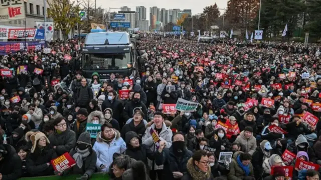 بلافاصله پس از اعلام حکومت نظامی توسط یون، تجمع‌های اعتراضی علیه این تصمیم برگزار شد و معترضان خواستار برکناری او شدند