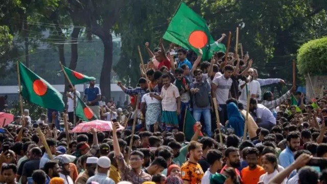 ২০২৪ সালের পাঁচই অগাস্ট আওয়ামী লীগ সরকারের পতনের পর ঢাকার রাজপথে মানুষের উচ্ছ্বাসের এমন চিত্র দেখা গিয়েছিল