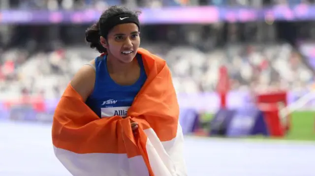 प्रीती पाल, पॅरिसमध्ये पदक जिंकल्यावर तिरंग्यासह आनंद साजरा करताना