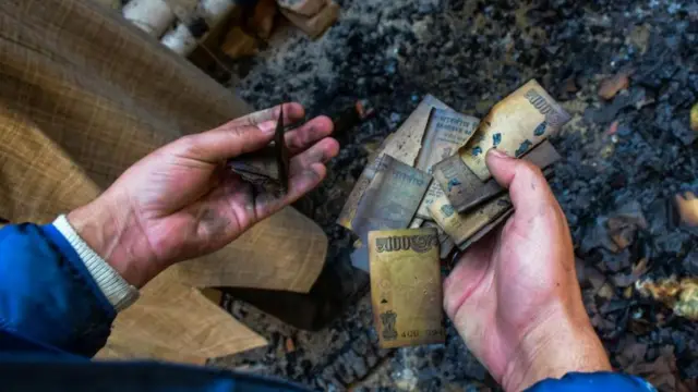 கிழிந்த ரூபாய் நோட்டுகள்