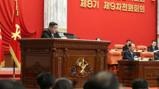 김정은 북한 국무위원장은 노동당 제8기 제9차 전원회의에서 ‘전쟁 준비 완성에 박차를 가할’ 전투적 과업을 제시했다