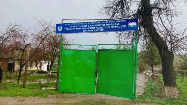 ताजिकिस्तान में उस स्कूल का गेट जहां शमसिद्दीन ने पढ़ाई की थी.