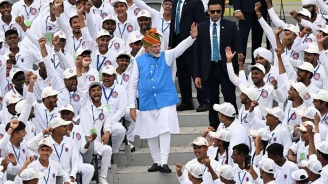 લાલ કિલ્લા ખાતે હાજર બાળકોની વચ્ચે વડા પ્રધાન મોદી 