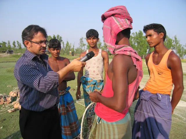 বিবিসি বাংলার সাংবাদিক শাকিল আনোয়ার কথা বলছেন নিঝুম দ্বীপের মানুষের সাথে 