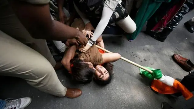 পুলিশের সঙ্গে ধস্তাধস্তি নারী কুস্তিগিরদের