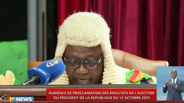 Leader of di constitutional council as e dey announce di result of di 12 October presidential election for Yaounde