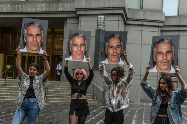 Las víctimas de Epstein llevan años pidiendo justicia.