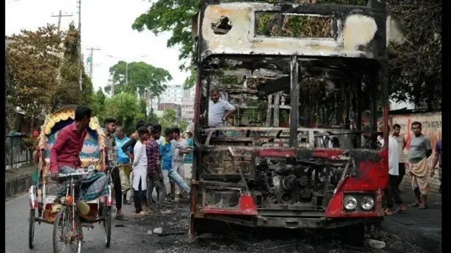 সহিংসতায় মোহাম্মদপুরে পুড়িয়ে দেয়া একটি বাস।